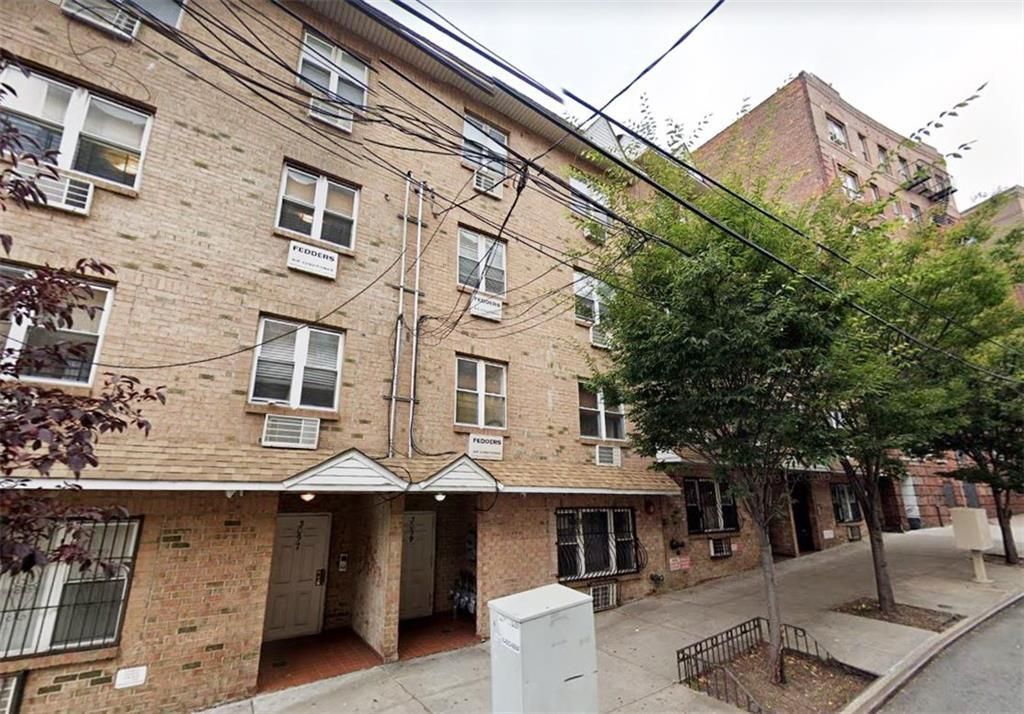 Exterior, Facade, Brick Facade, Rowhouse
