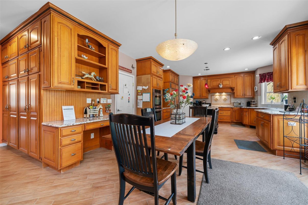 Dining room, Interior, Kitchen, Pendant Lights, Recessed Lighting, Wood Texture Flooring