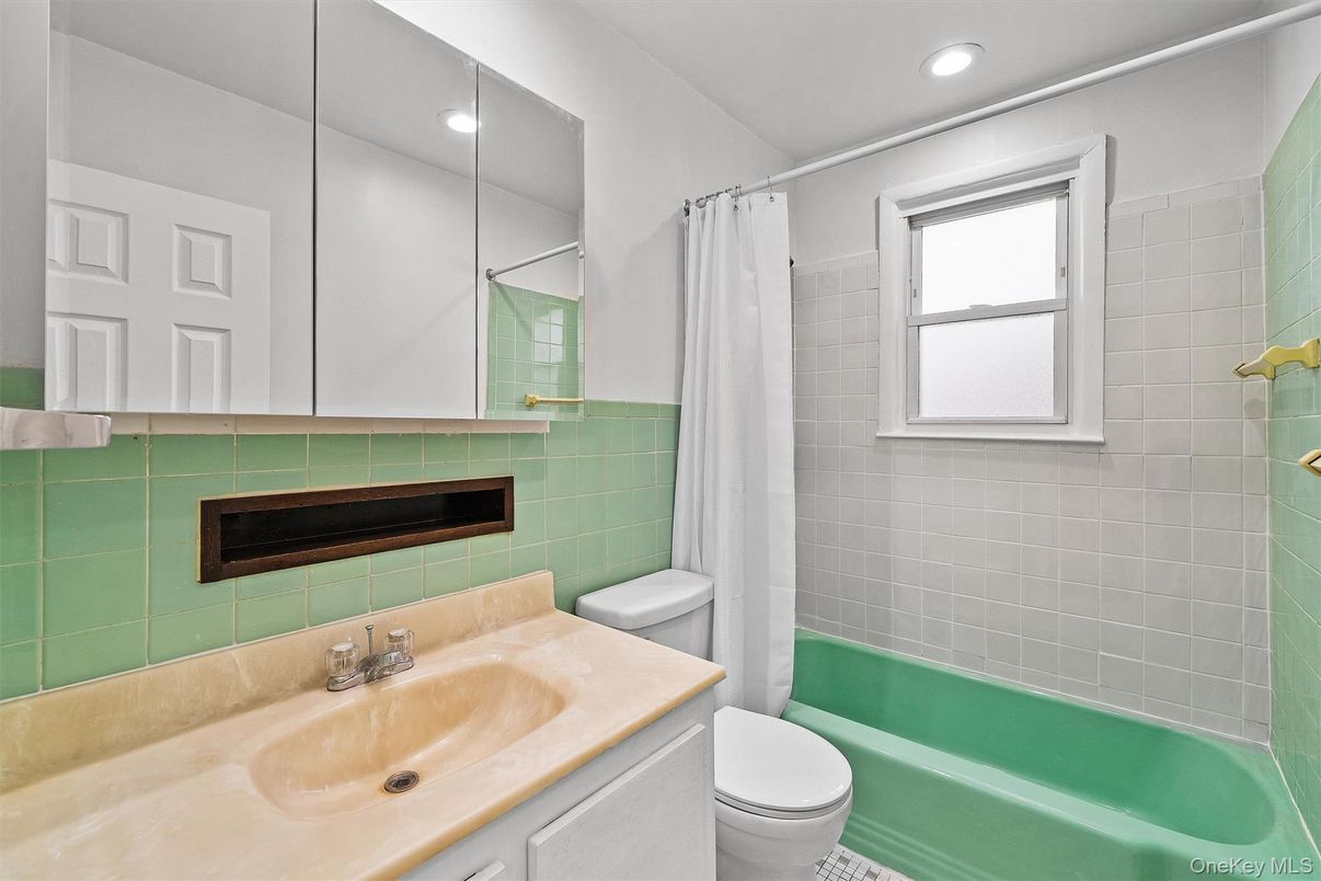 Bathroom, Interior, Recessed Lighting