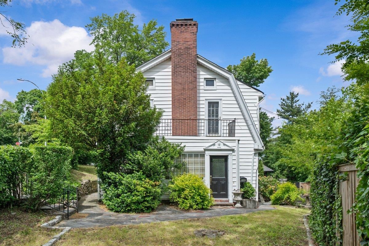 Backyard, Exterior, Facade, Queen Anne Victorian