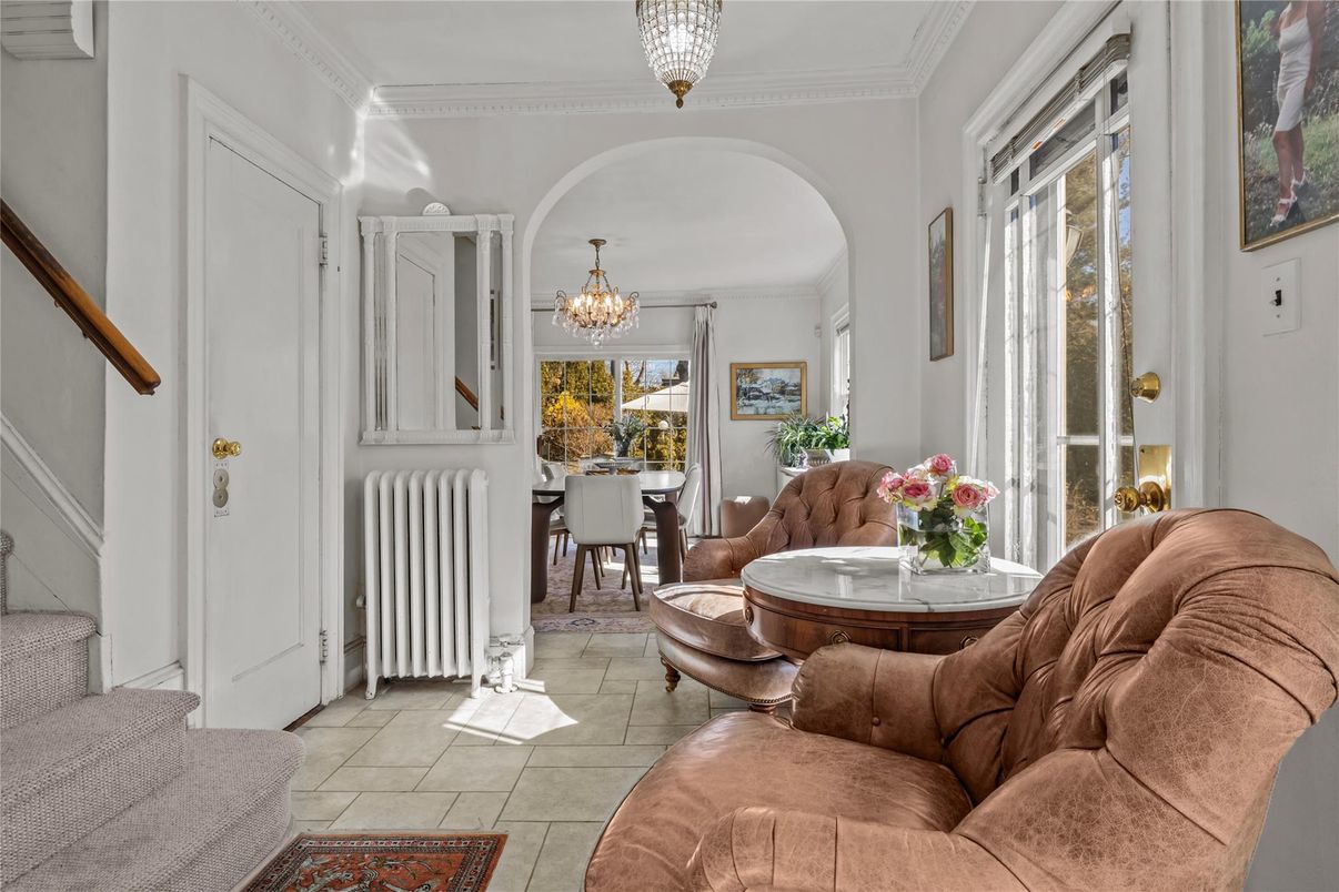 Chandelier, Dining room, Interior, Living room