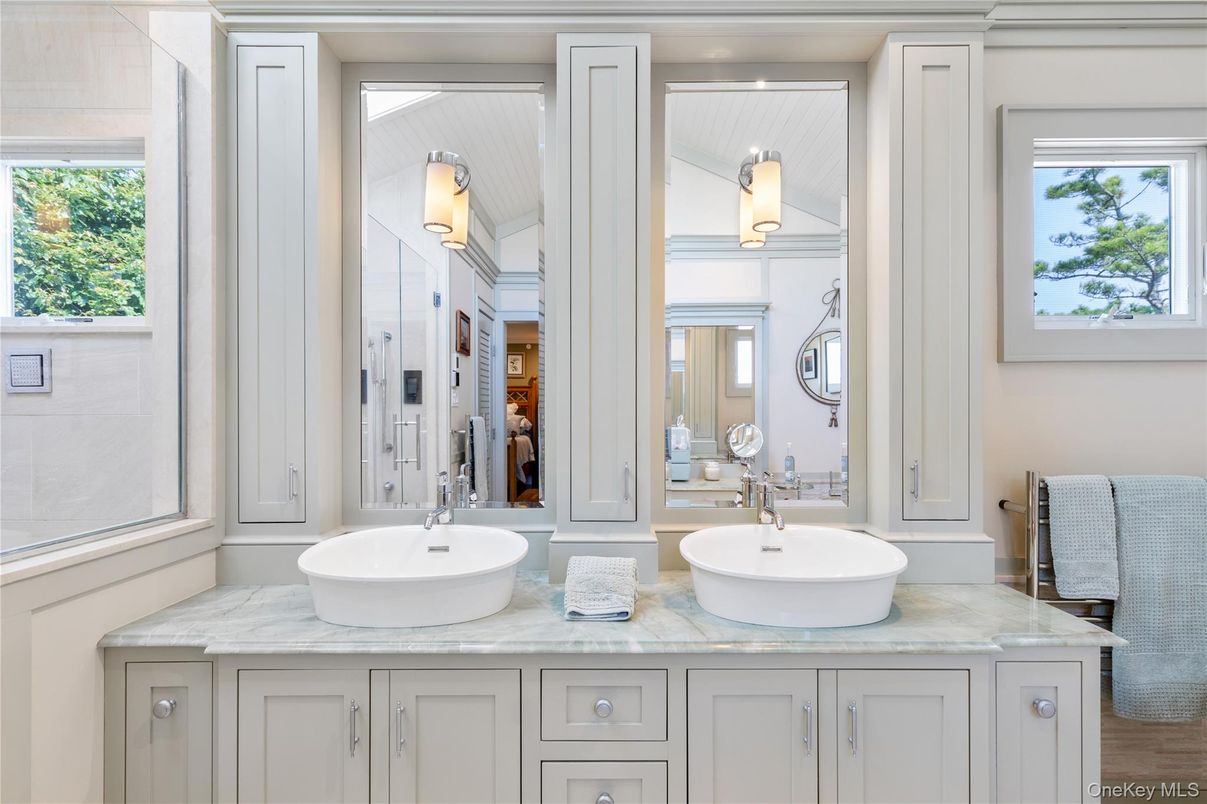Bathroom, Dual Sink Vanities, Interior