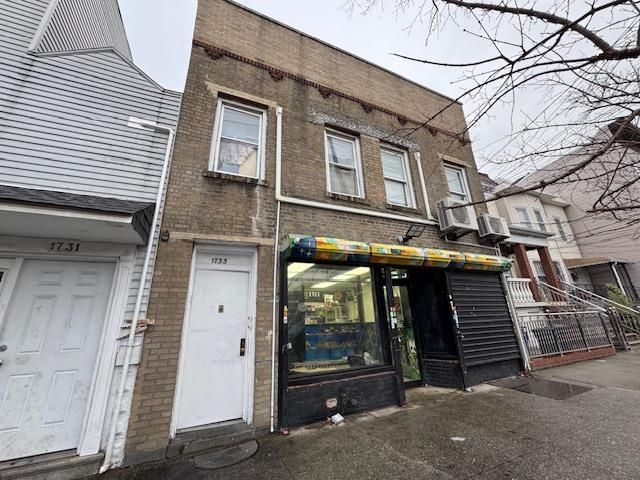 Exterior, Facade, Brick Facade, Rowhouse