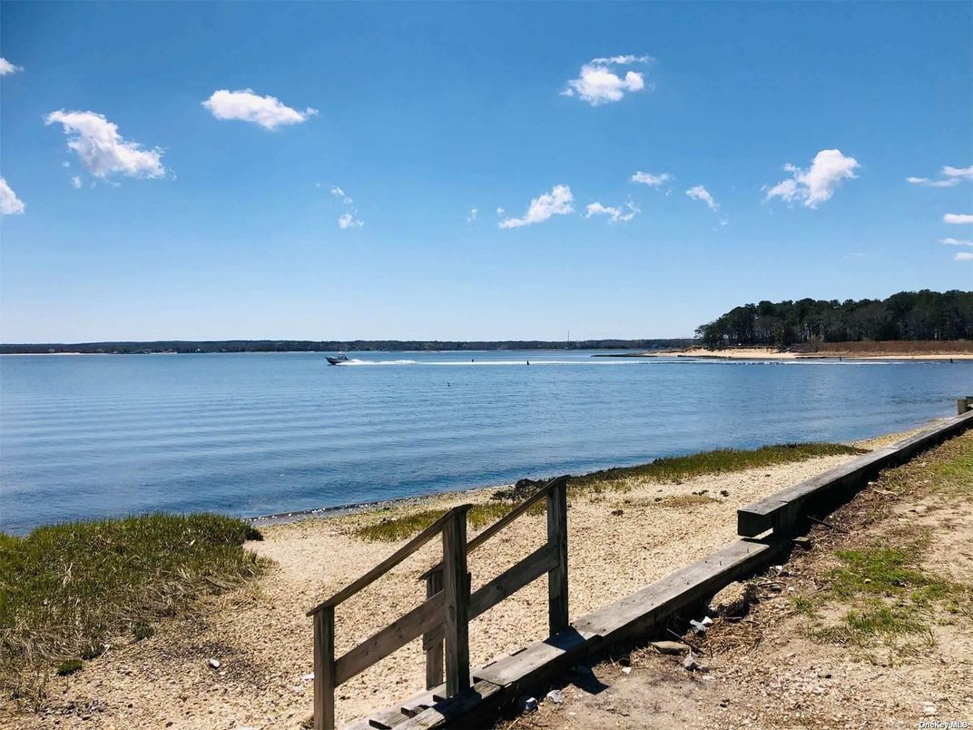 Exterior, Lake
