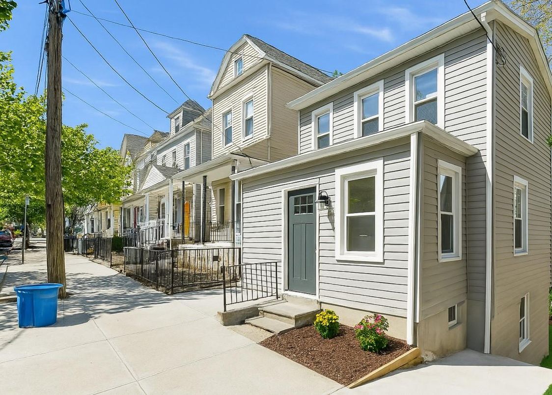 Exterior, Facade, Rowhouse