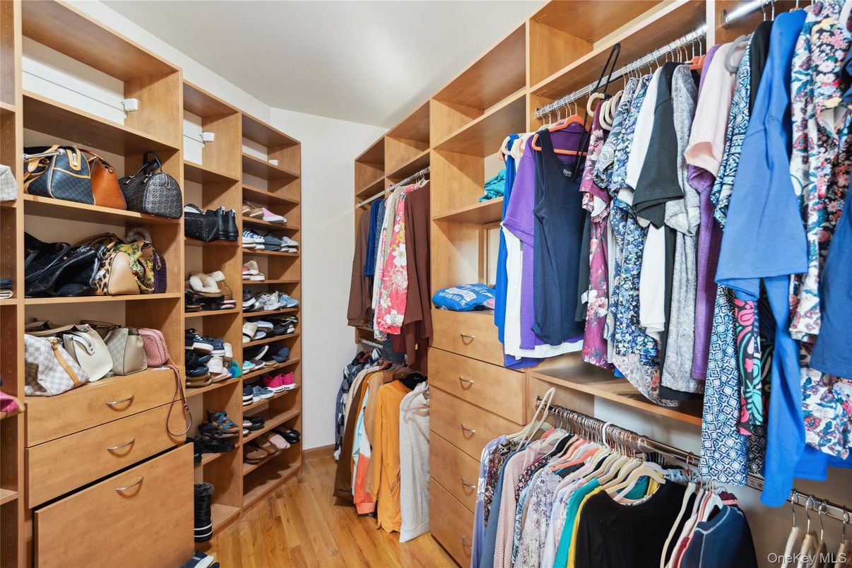 Interior, Walk-in Closets, Wood Texture Flooring