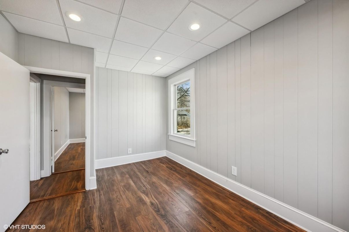 Empty room, Interior, Recessed Lighting, Wood Texture Flooring