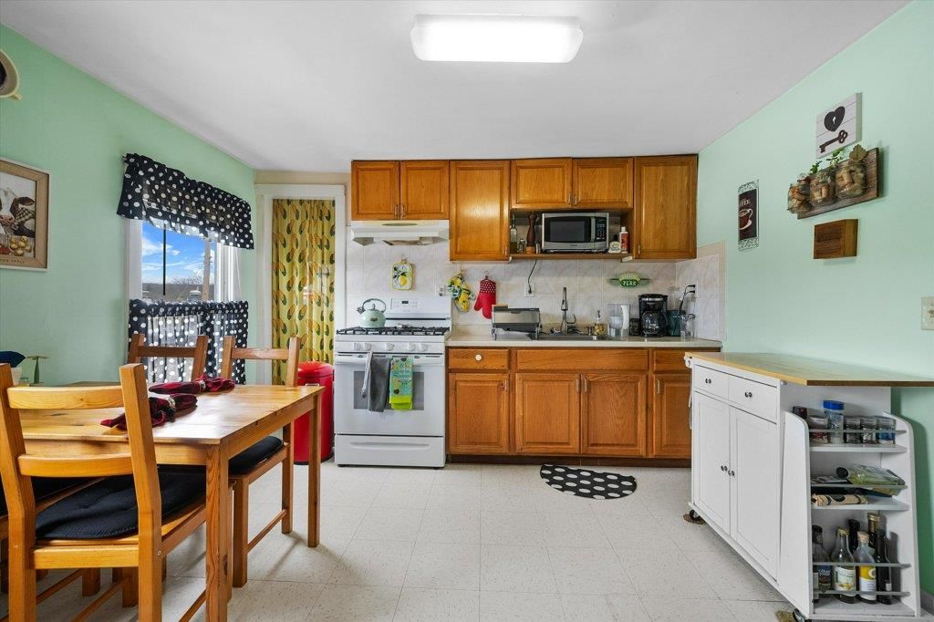 Dining room, Interior, Kitchen, Stainless Steel Appliances