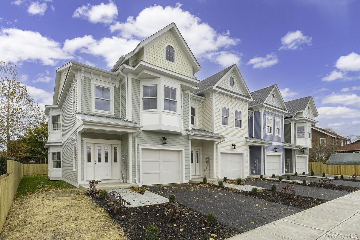 Attached, Exterior, Facade, Queen Anne Victorian