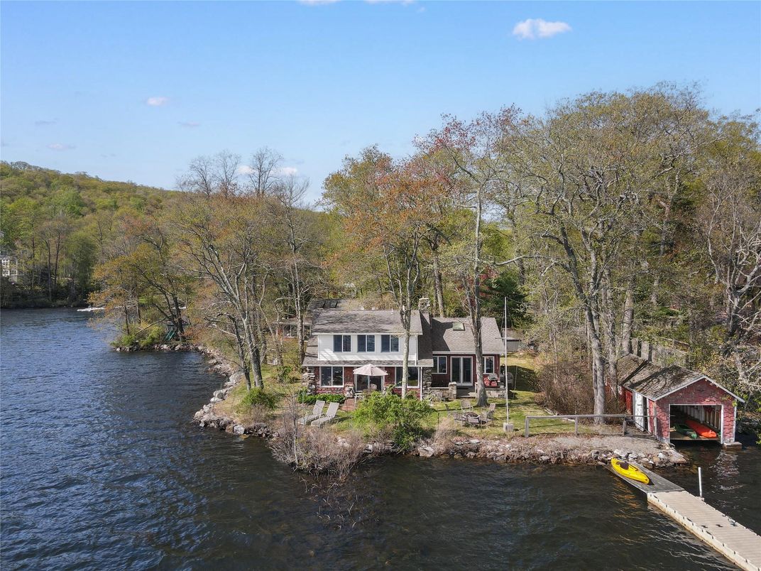 Exterior, Lake