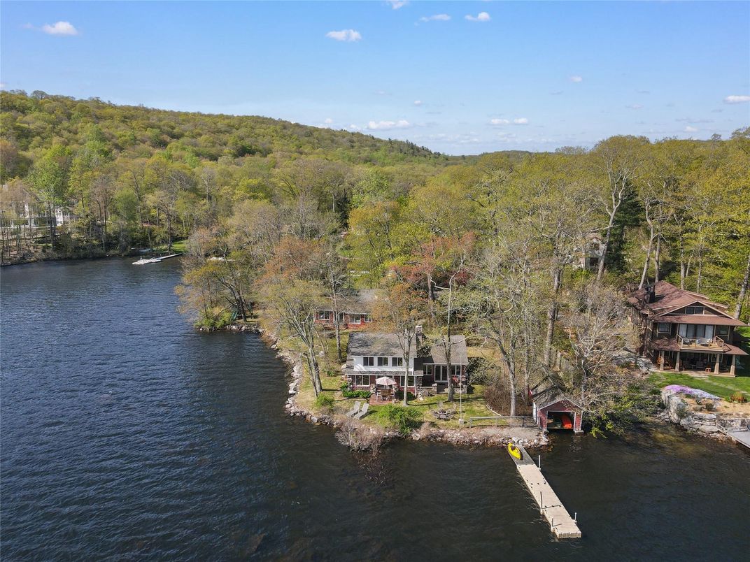 Exterior, Lake