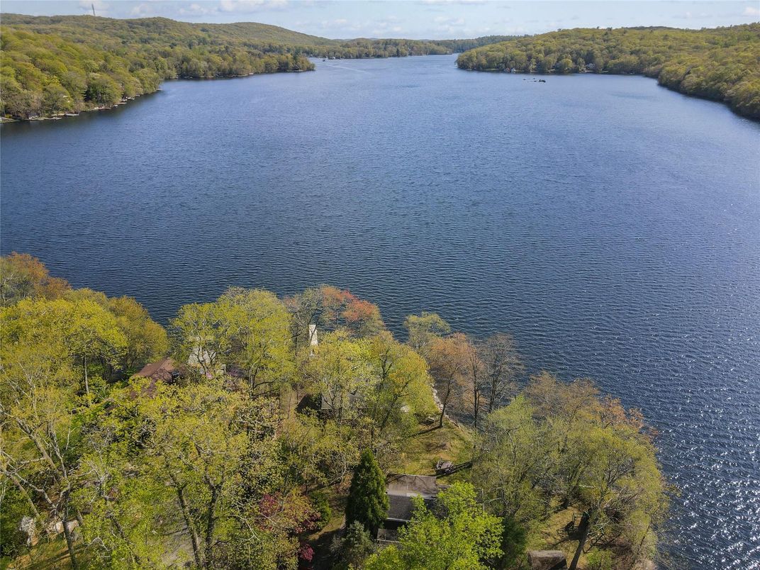 Exterior, Lake