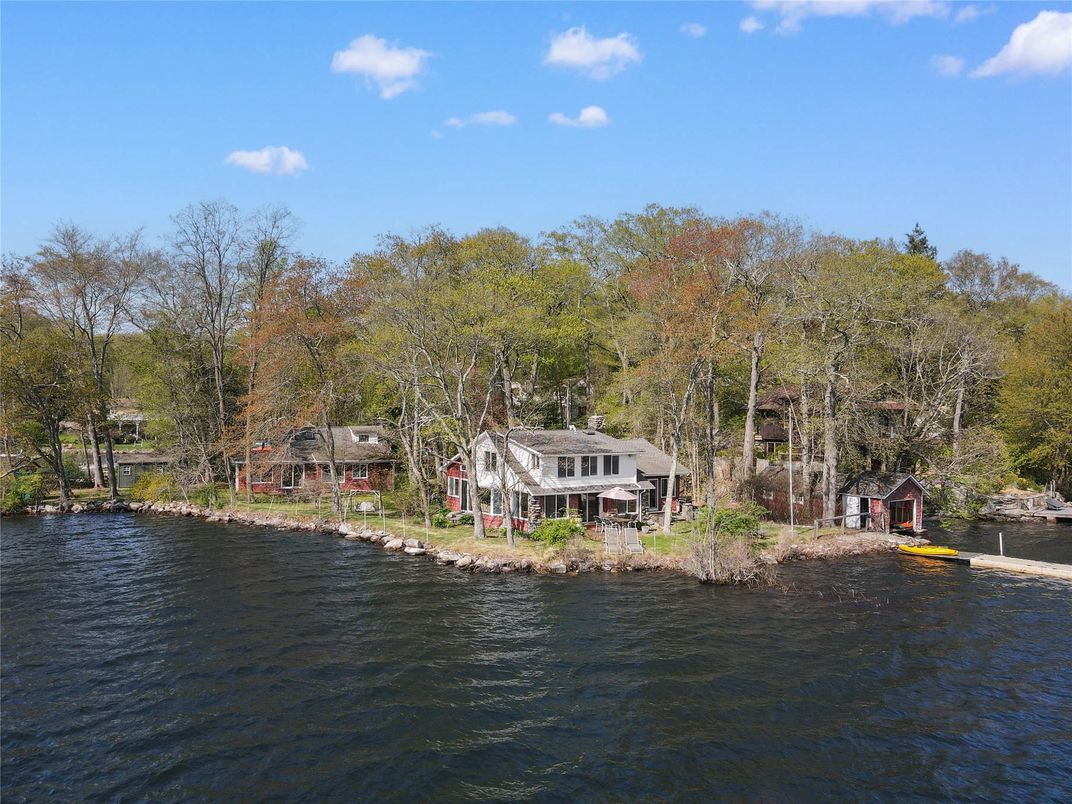 Exterior, Lake
