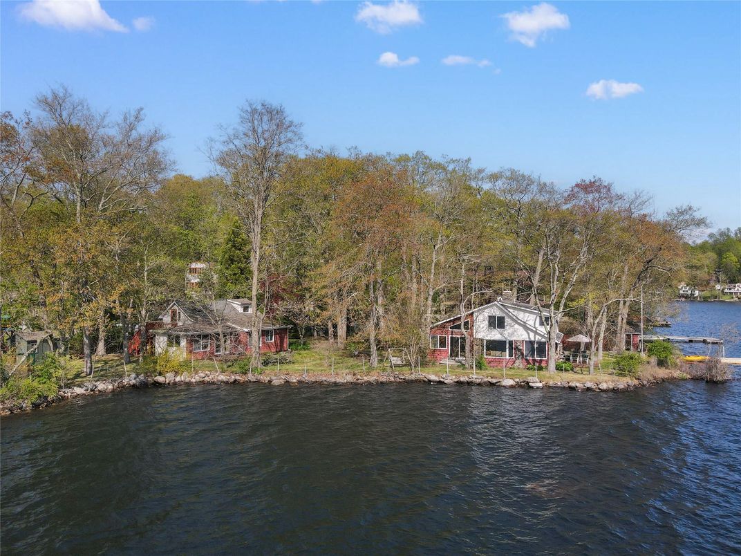Exterior, Lake