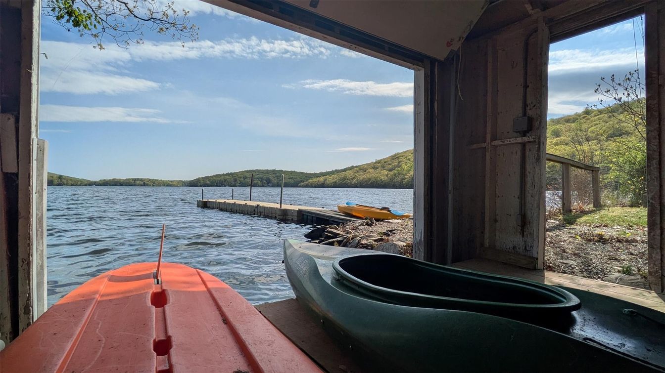 Exterior, Lake