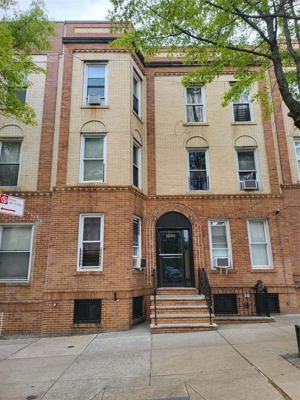 Exterior, Facade, Brick Facade, Rowhouse