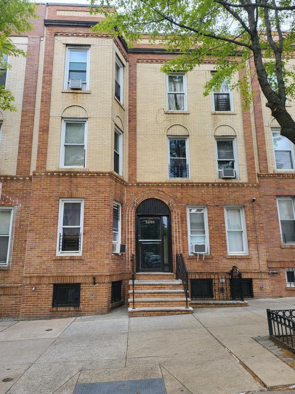 Exterior, Facade, Brick Facade, Rowhouse