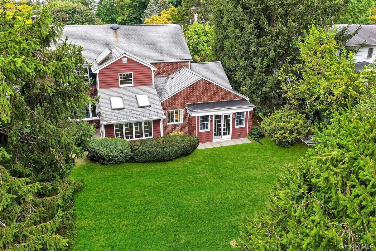 Backyard, Exterior, Facade, Brick Facade, Brick Traditional