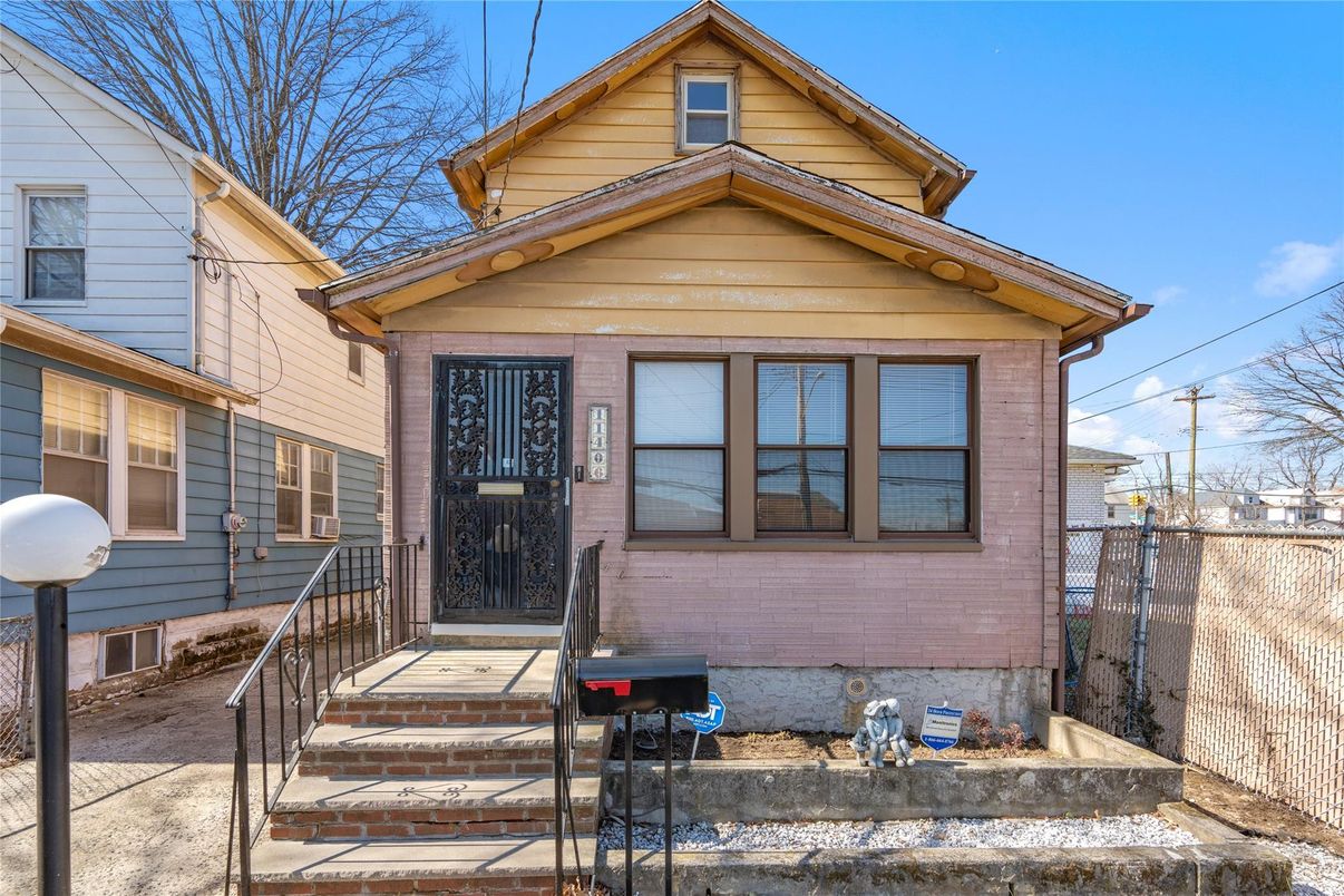 Exterior, Facade, American Foursquare