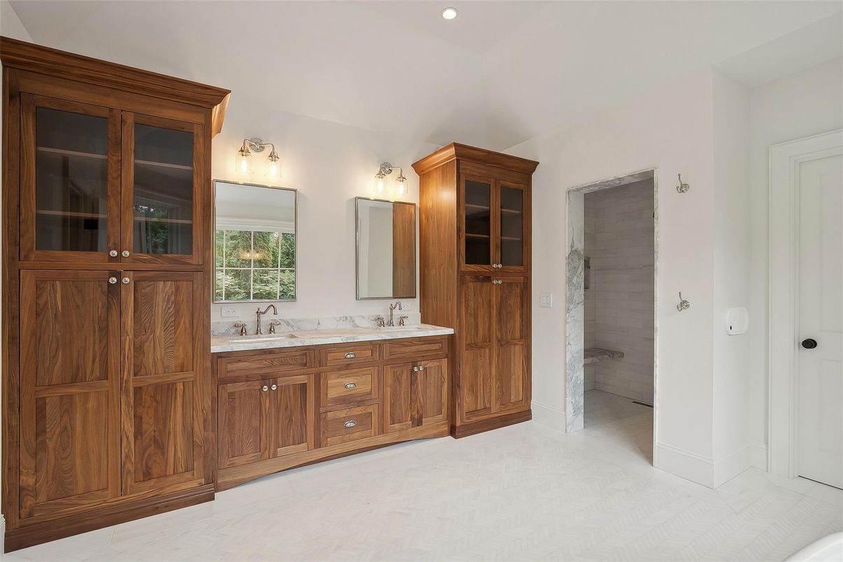 Bathroom, Dual Sink Vanities, Interior, Recessed Lighting