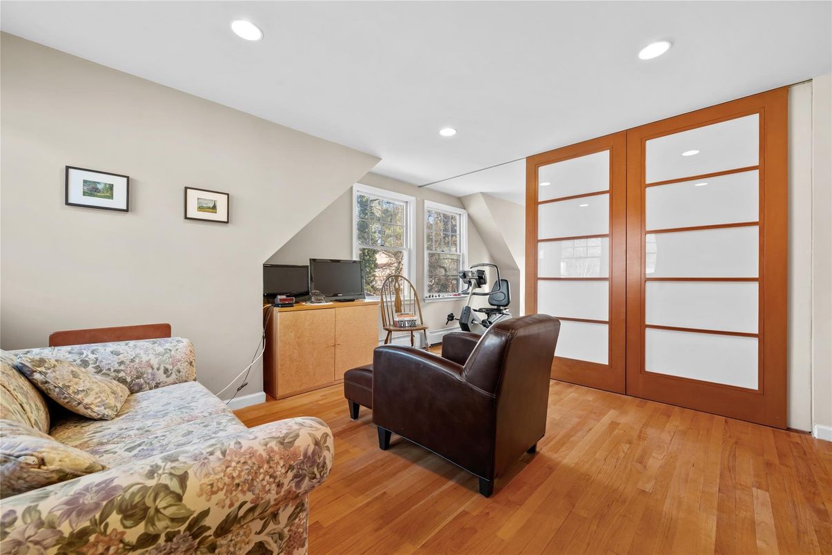 Fitness Equipment, Interior, Living room, Recessed Lighting, Wood Texture Flooring