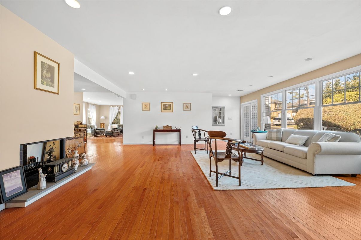 Dining room, Interior, Living room, Recessed Lighting, Wood Texture Flooring