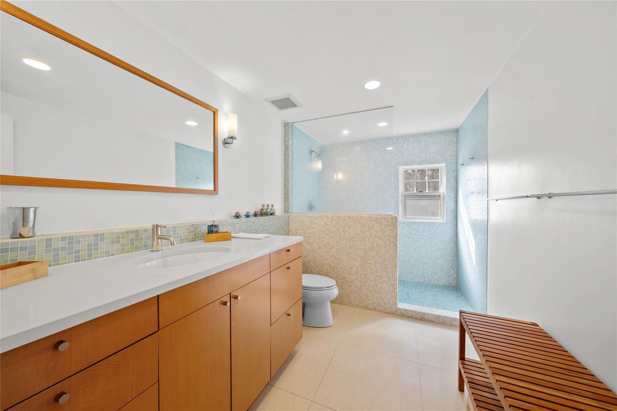 Bathroom, Interior, Recessed Lighting