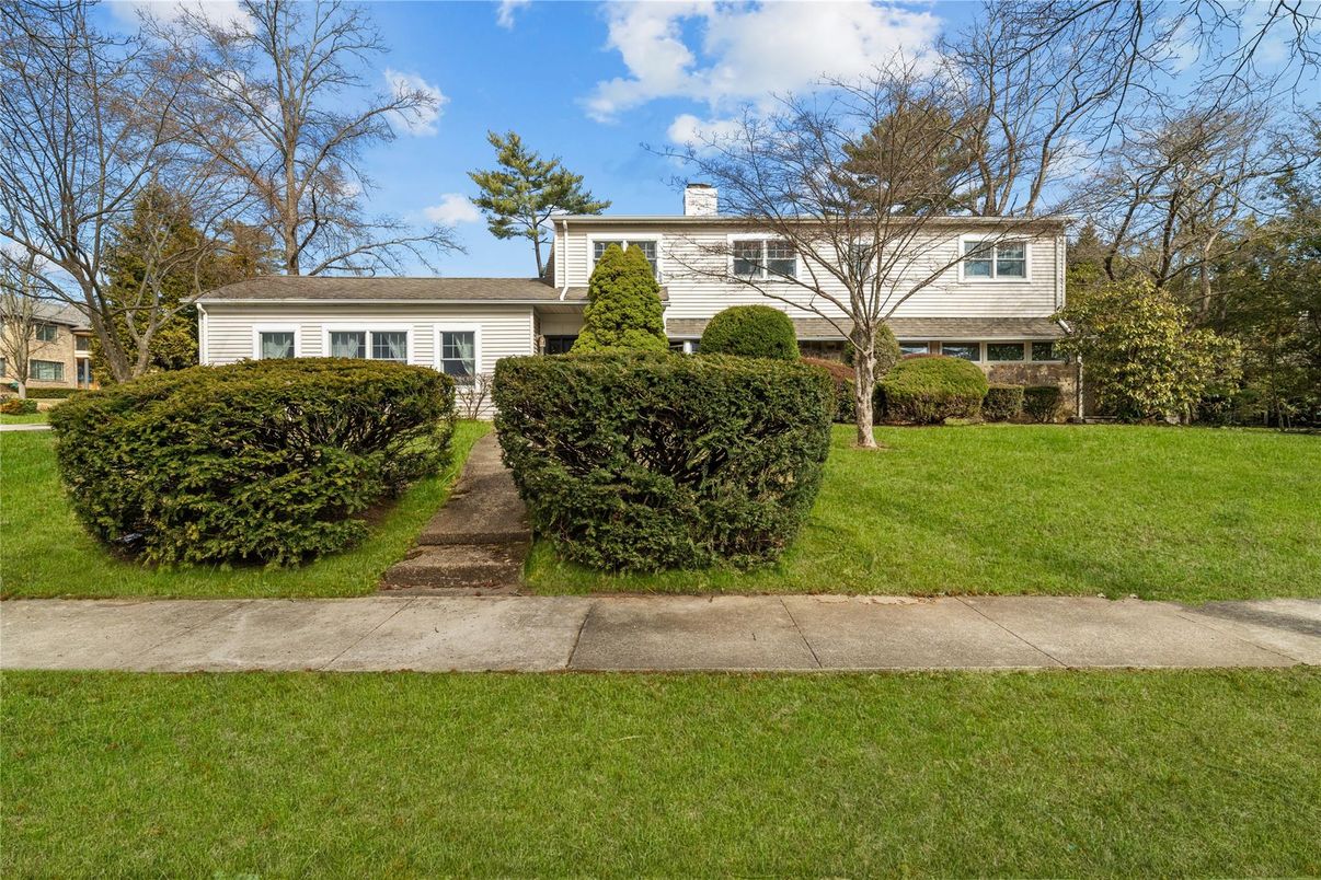Exterior, Facade, Raised Ranch