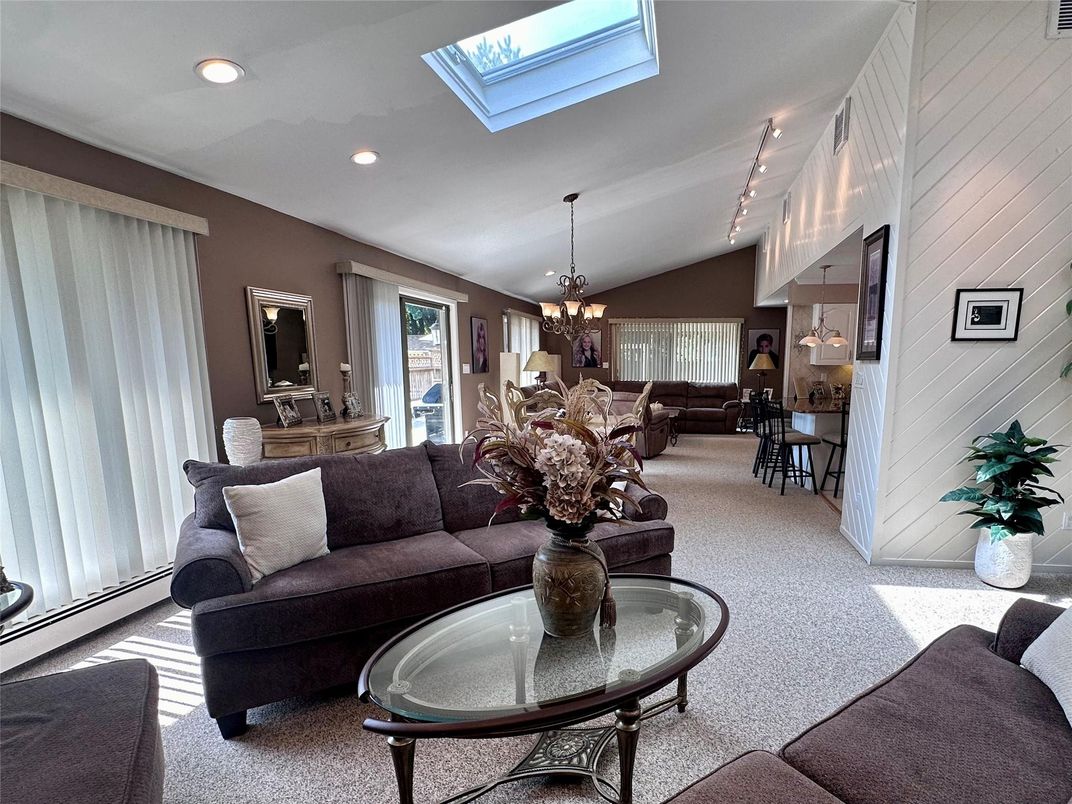 Chandelier, Dining room, Interior, Living room, Recessed Lighting