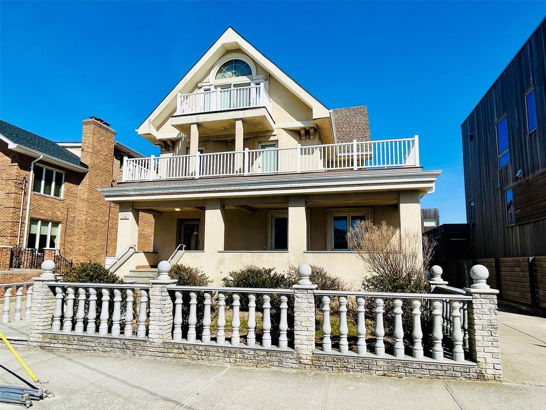 Exterior, Facade, Queen Anne Victorian