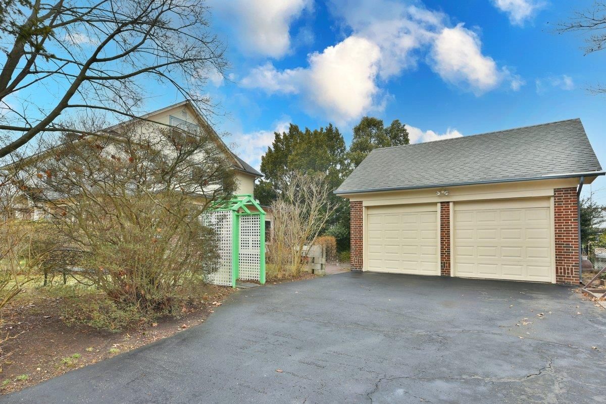 Detached Garage, Exterior