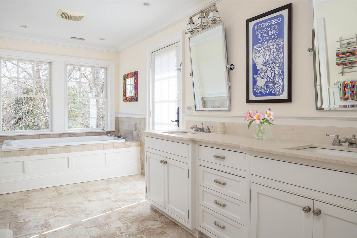 Bathroom, Dual Sink Vanities, Interior, Recessed Lighting