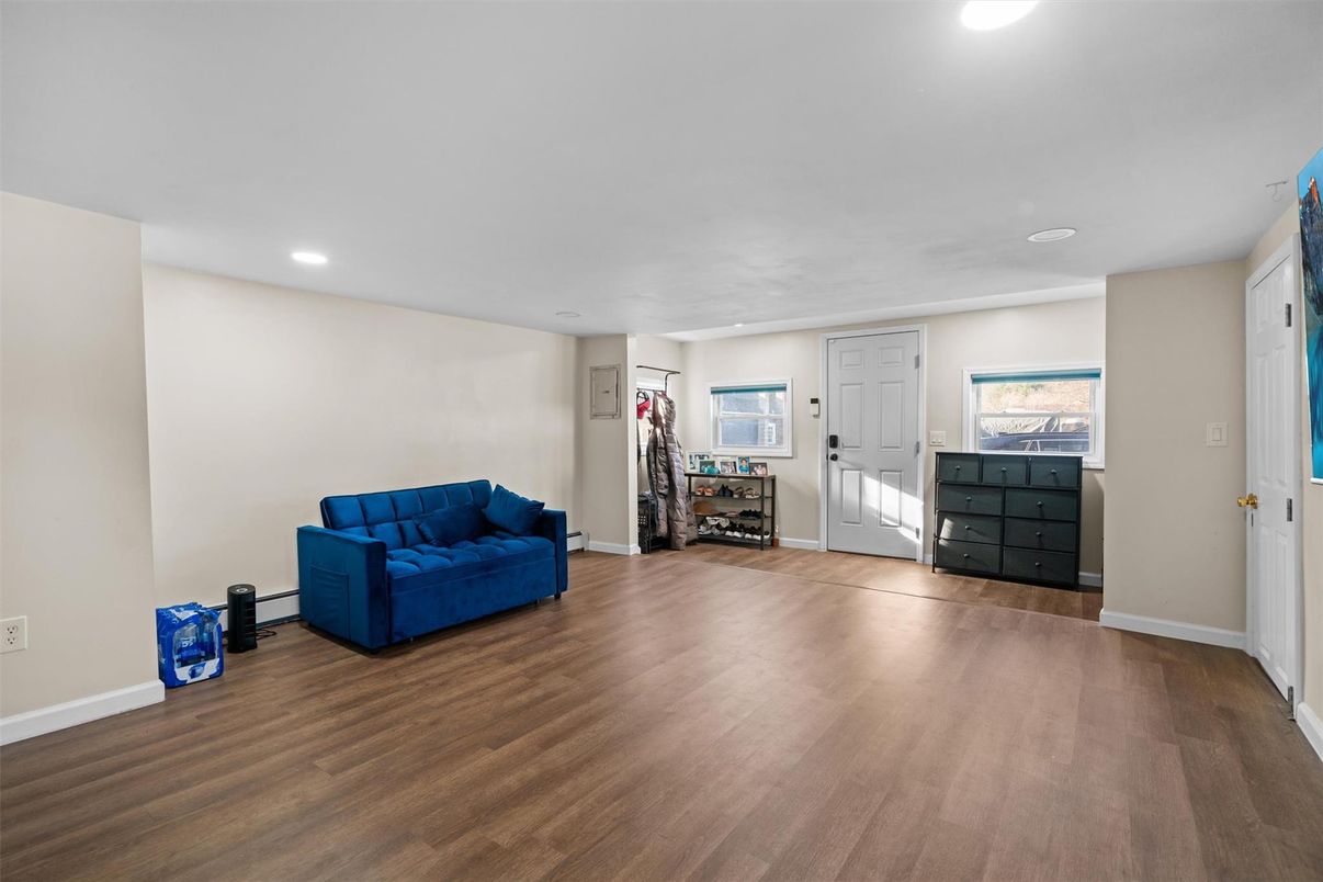 Interior, Recessed Lighting, Wood Texture Flooring