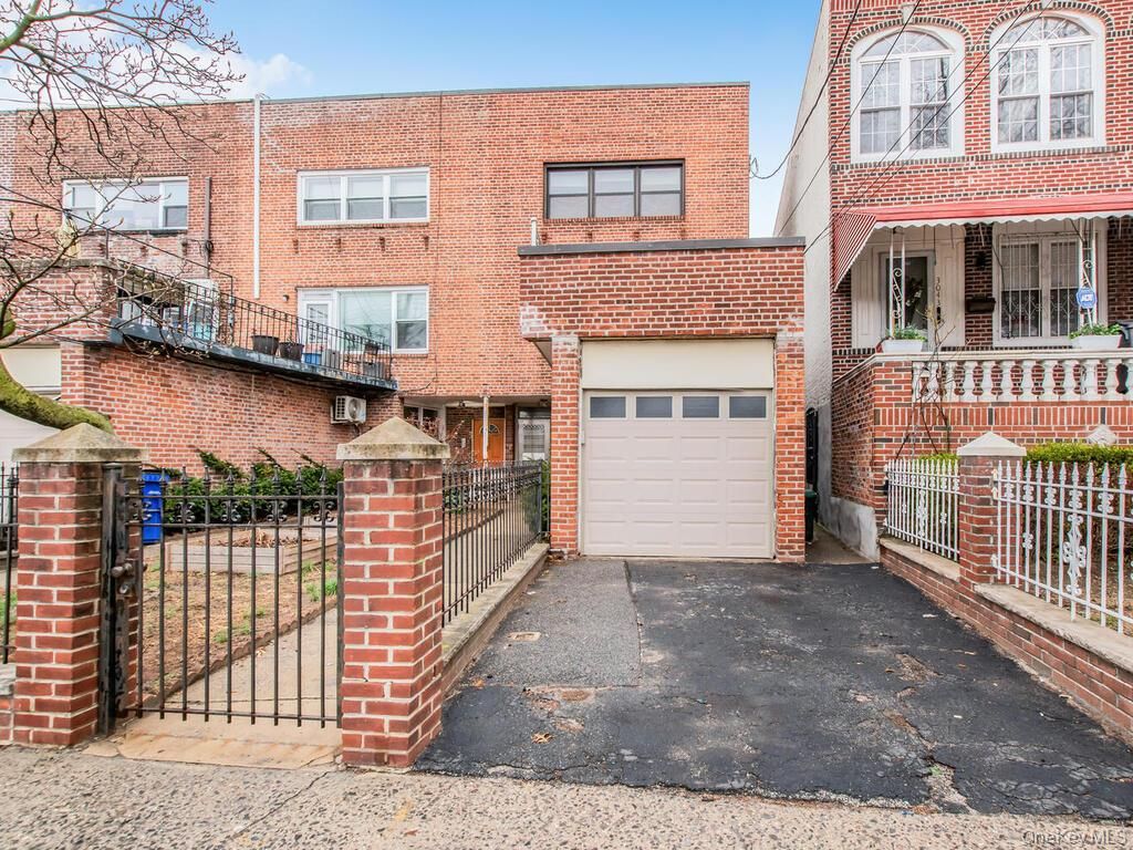 Attached, Exterior, Facade, Brick Facade, Rowhouse