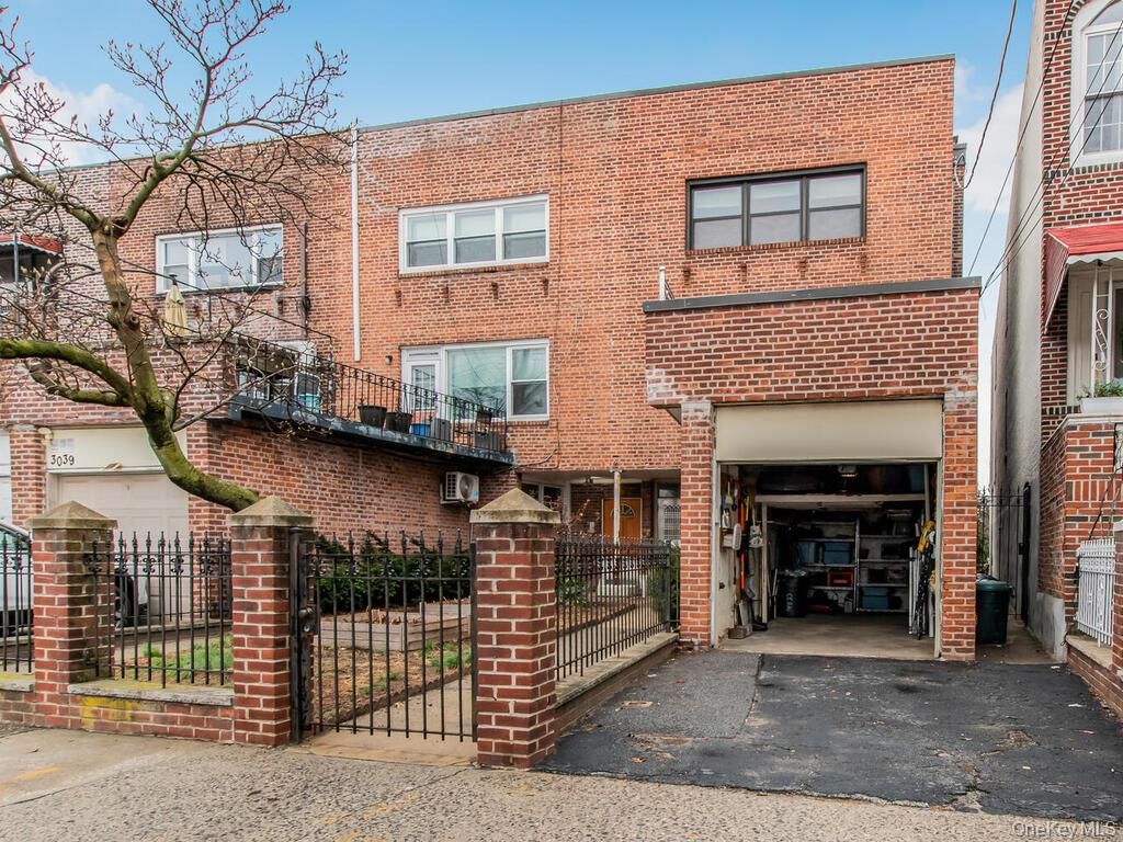 Exterior, Facade, Brick Facade, Rowhouse