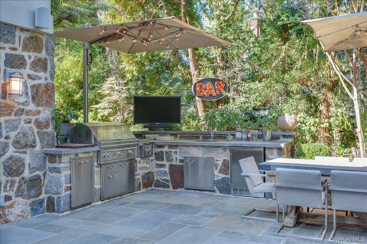 Exterior, Outdoor Kitchen
