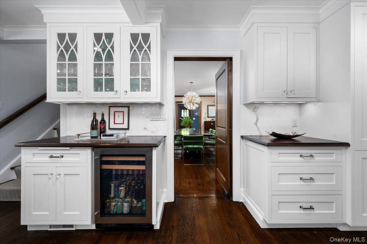 Chandelier, Interior, Kitchen, Marble Walls, Recessed Lighting, Wood Texture Flooring
