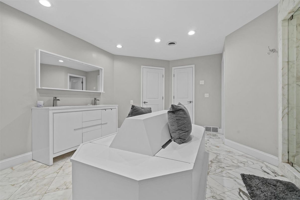 Bathroom, Interior, Marble, Recessed Lighting