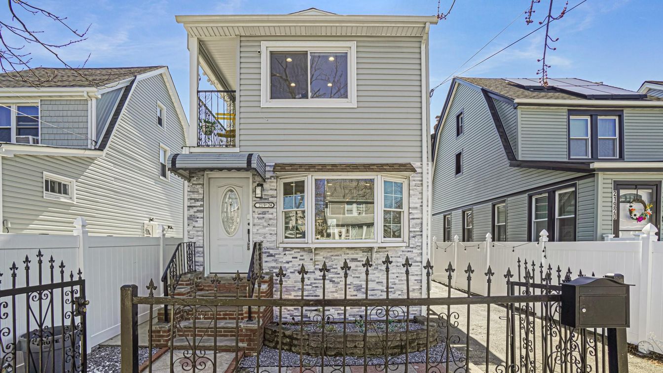 Exterior, Facade, Rowhouse