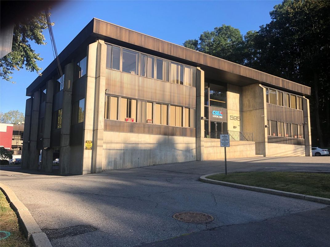 Exterior, Facade, Modern