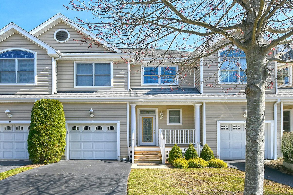 Attached, Exterior, Facade, American Craftsman