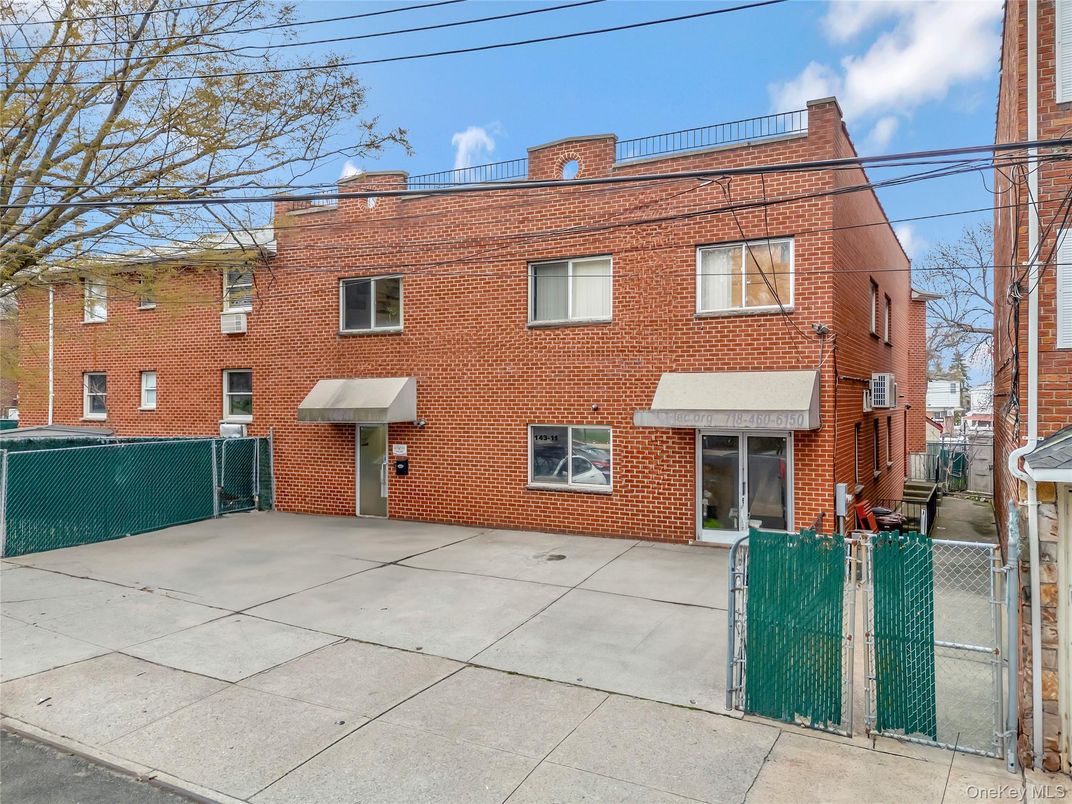 Exterior, Facade, Brick Facade, Rowhouse