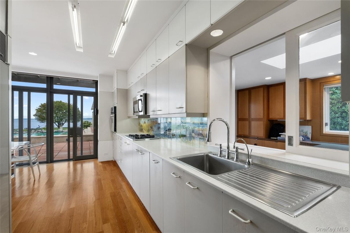 Interior, Kitchen, Recessed Lighting, Water, Wood Texture Flooring