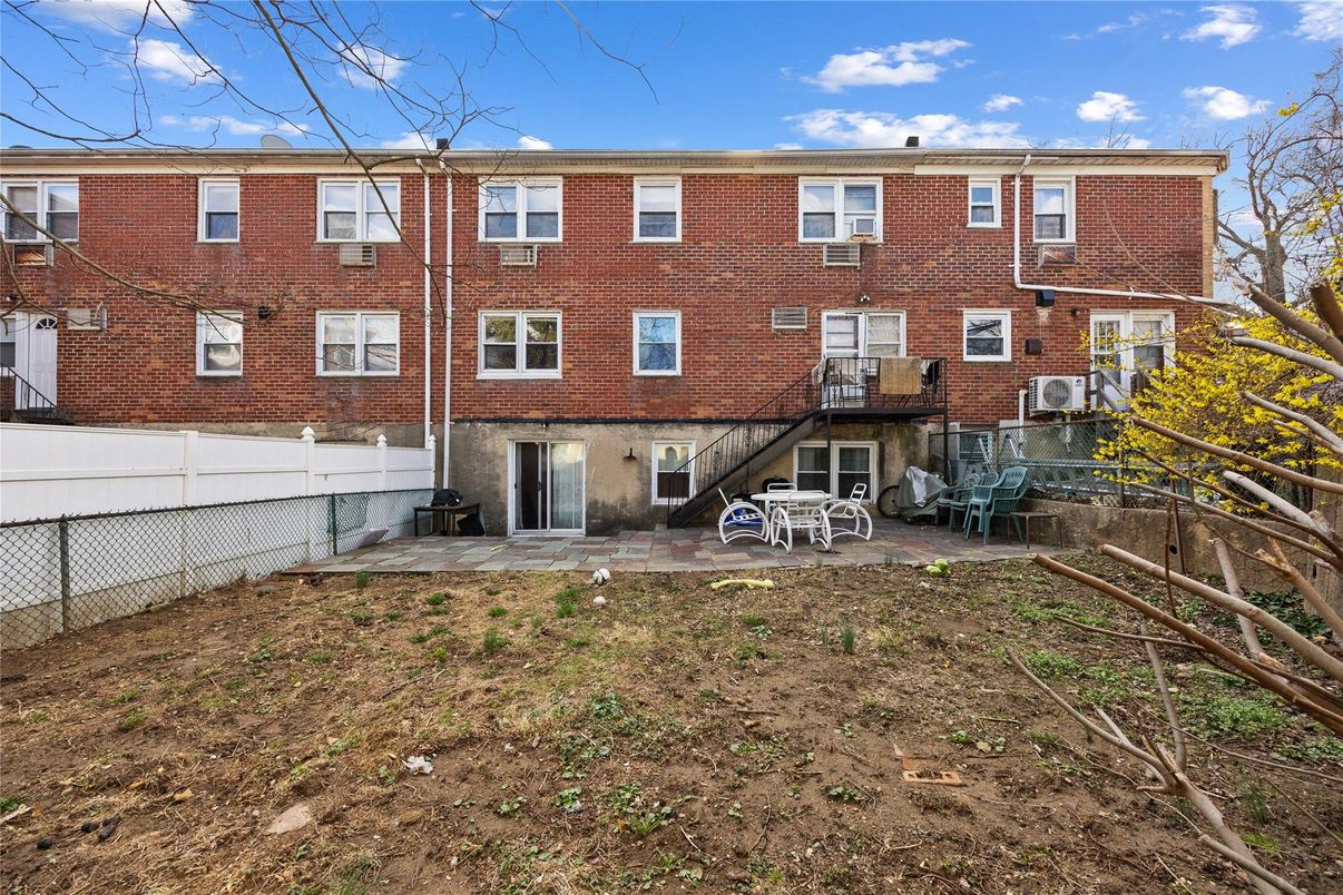 Exterior, Facade, Brick Facade, Rowhouse