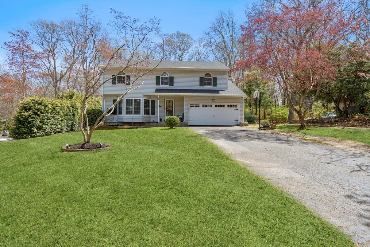 Attached, Exterior, Facade, Raised Ranch
