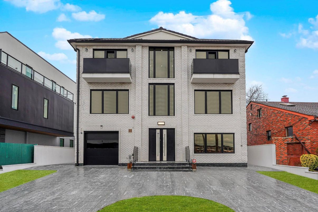 Attached, Exterior, Facade, Brick Facade, Georgian