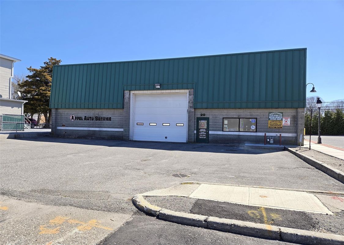 Attached, Exterior, Facade, Modern