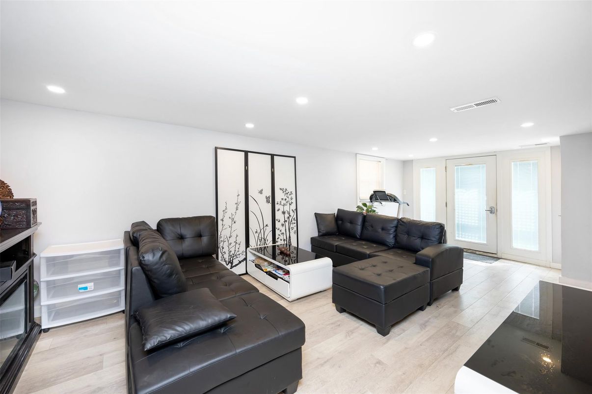 Fitness Equipment, Interior, Living room, Recessed Lighting, Wood Texture Flooring