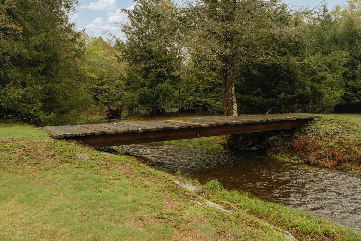 Exterior, Lake