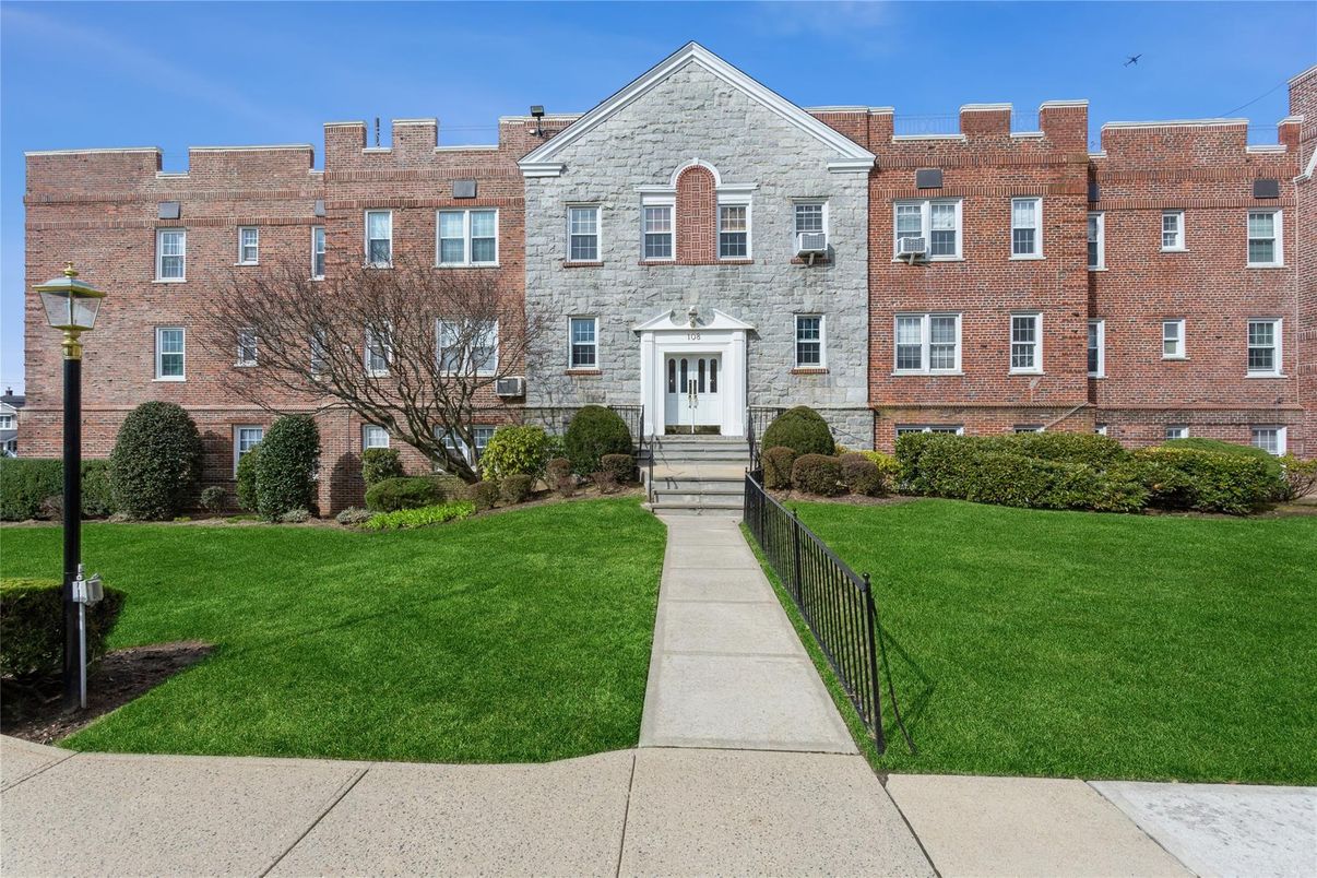 Exterior, Facade, Brick Facade, Georgian
